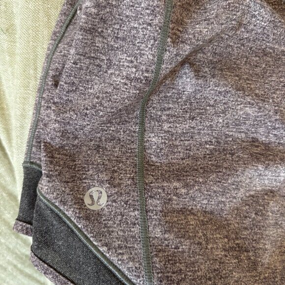 Lululemon Low-Rise Hotty Hot Shorts 4" – Size 6 (Heathered Grey) - Picture 4 of 4